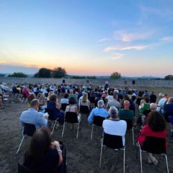 Pubblico in ascolto di Gregorio De Felice